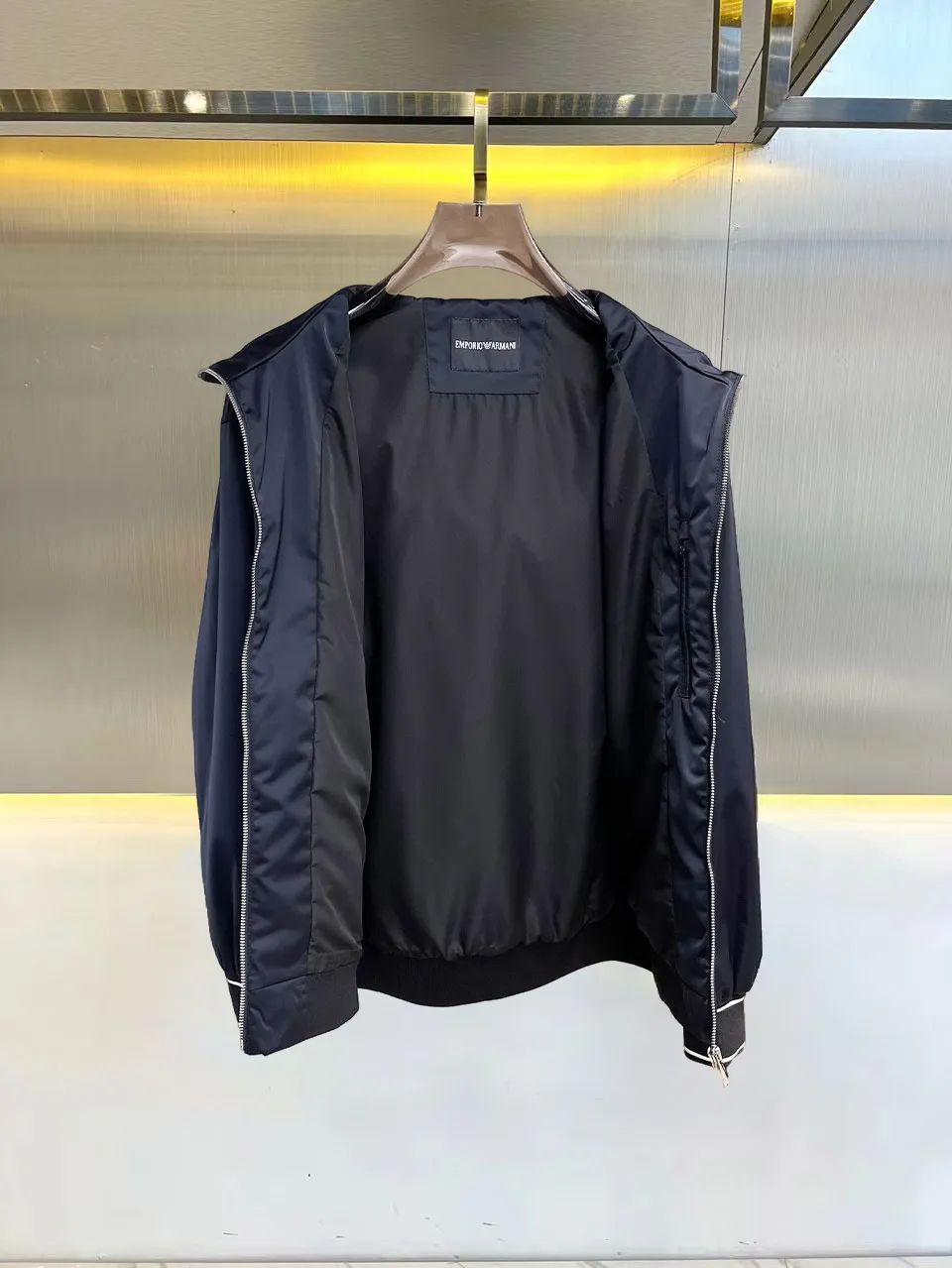 Armani official website Same Style, complete with three labels, on sale in advance. 2026 Autumn and Winter New Arrival men's jacket, Original with complete three labels, Premium version. Custom-made fabrics at the counter. Breathable, high comfort, impeccable details, brand element design concept, reflecting high quality. It feels delicate and soft, presents a casual cut, and has a great upper body shape. Sizes: M～3XL,